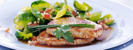 Angerichtes Gericht für das Rezept Minuten-Steaks mit Rosenkohlgemüse