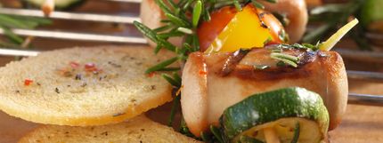 Angerichtes Gericht für das Rezept Grill-Spieße mit Kalbsbratwürstl