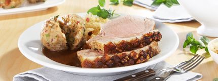 Angerichtes Gericht für das Rezept Schweinekrustenbraten mit Brezenknödeln