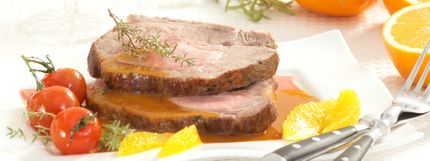 Angerichtes Gericht für das Rezept Fruchtiger Schweinebraten mit Orangensauce