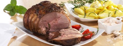 Angerichtes Gericht für das Rezept Lammkeule mit Minzsauce