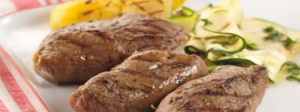 Angerichtes Gericht für das Rezept Lamm-Hüftsteaks mit Würzkartoffeln und Zucchinisalat