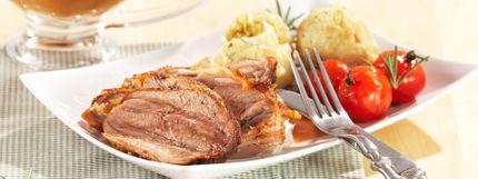 Angerichtes Gericht für das Rezept Gebratene Kalbshaxe mit feiner Sauce