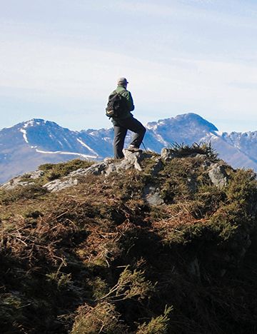 Wanderer blickt auf Berggipfel