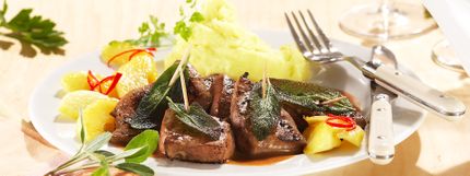 Angerichtes Gericht für das Rezept Gebratene Kalbsleber mit Salbei und Apfel-Karamell-Sauce