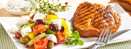 Angerichtes Gericht für das Rezept Schweine-Nackensteaks in Biermarinade mit Bauernsalat