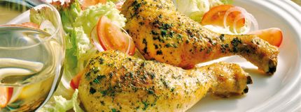 Angerichtes Gericht für das Rezept Hähnchenkeulen mit Blattsalat
