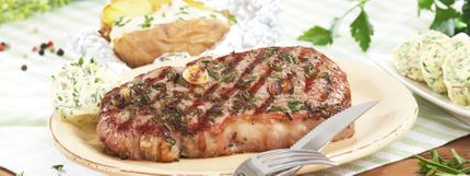 Angerichtes Gericht für das Rezept Rump-Steak vom Grill mit Petersilienbutter